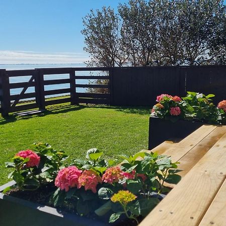 Red Rock Cottage, Beachfront Luxury Clarks Beach Bagian luar foto