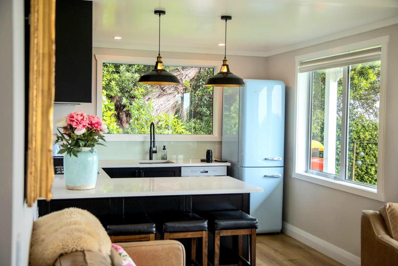 Red Rock Cottage, Beachfront Luxury Clarks Beach Bagian luar foto
