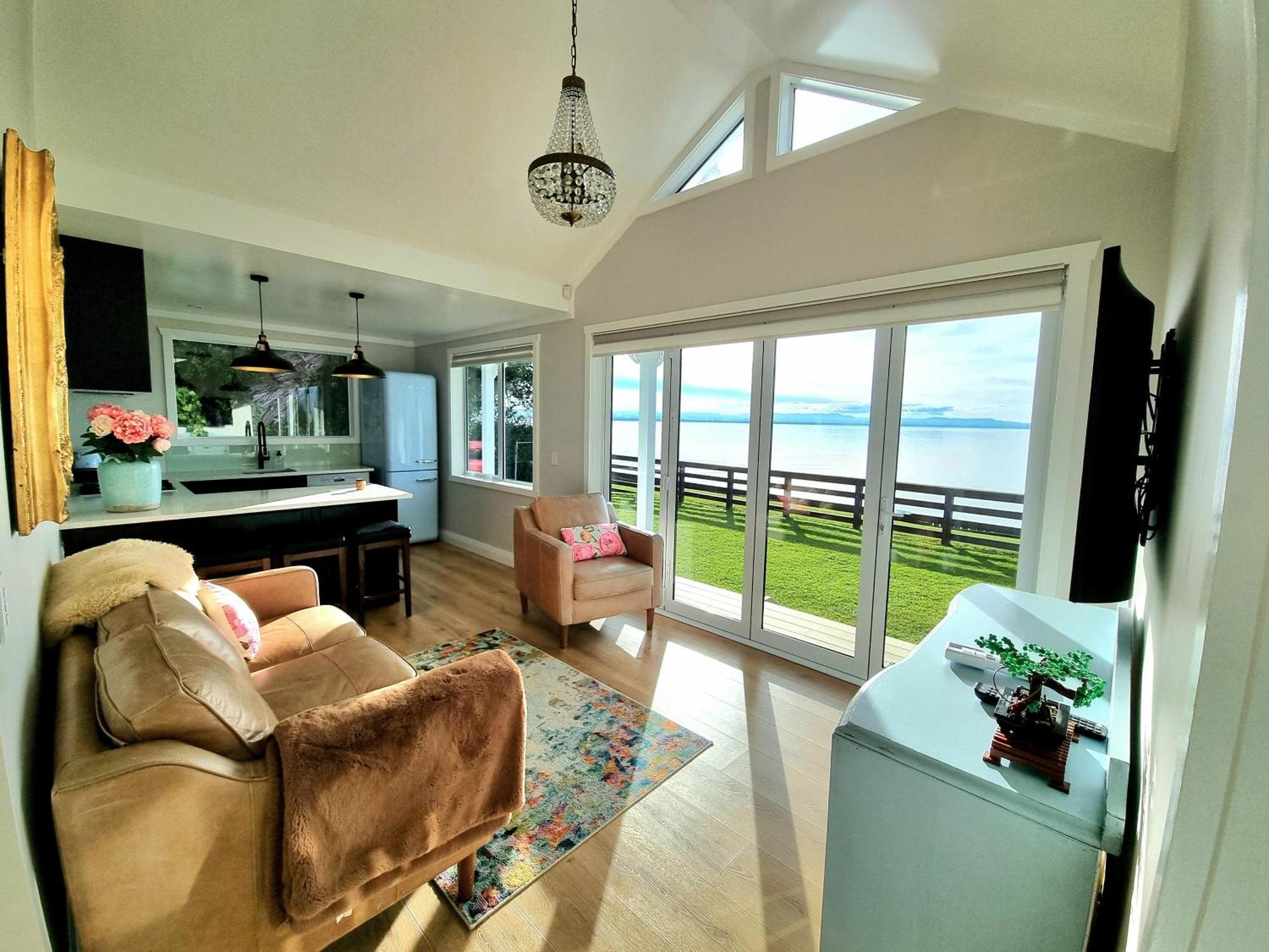 Red Rock Cottage, Beachfront Luxury Clarks Beach Bagian luar foto