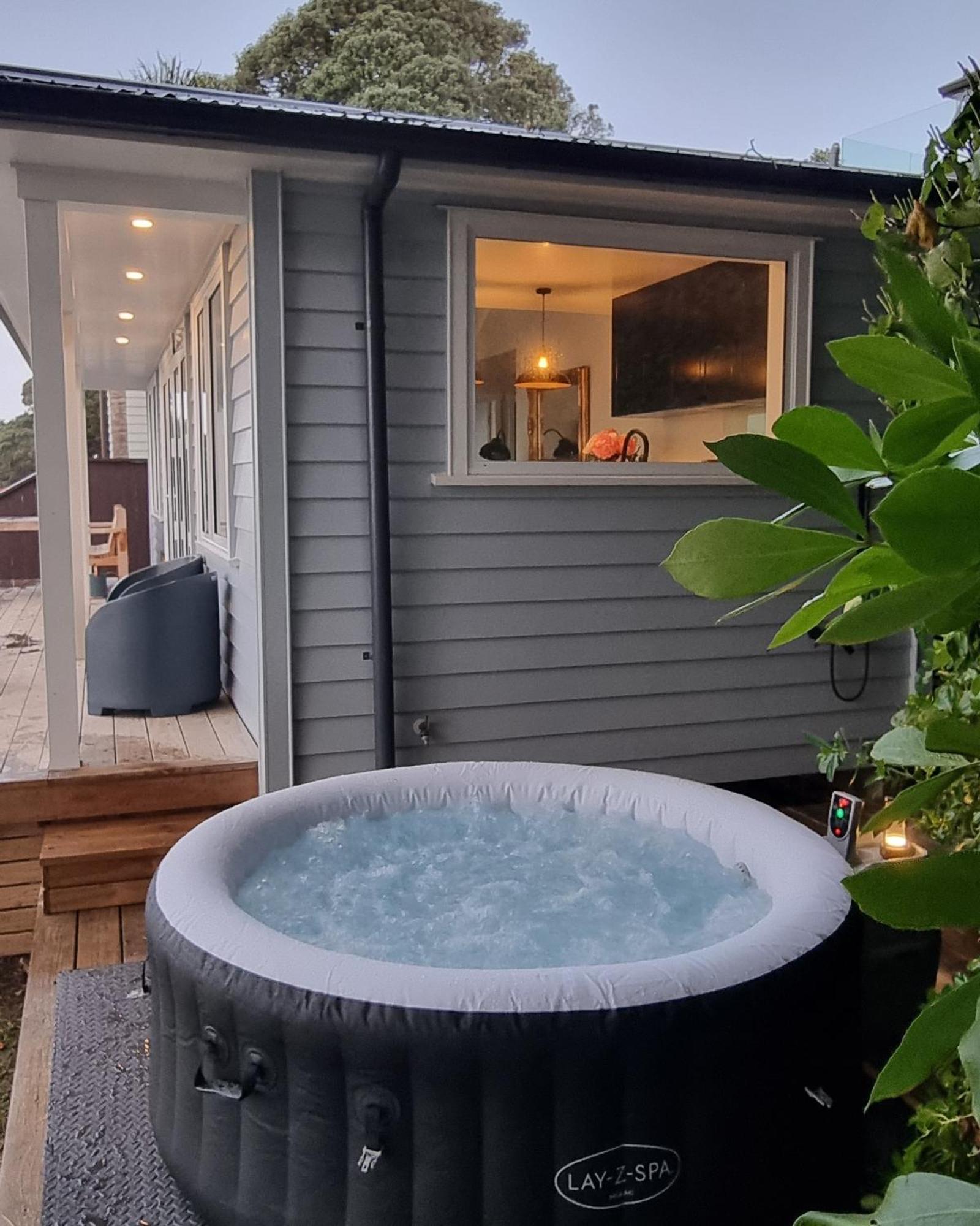 Red Rock Cottage, Beachfront Luxury Clarks Beach Bagian luar foto