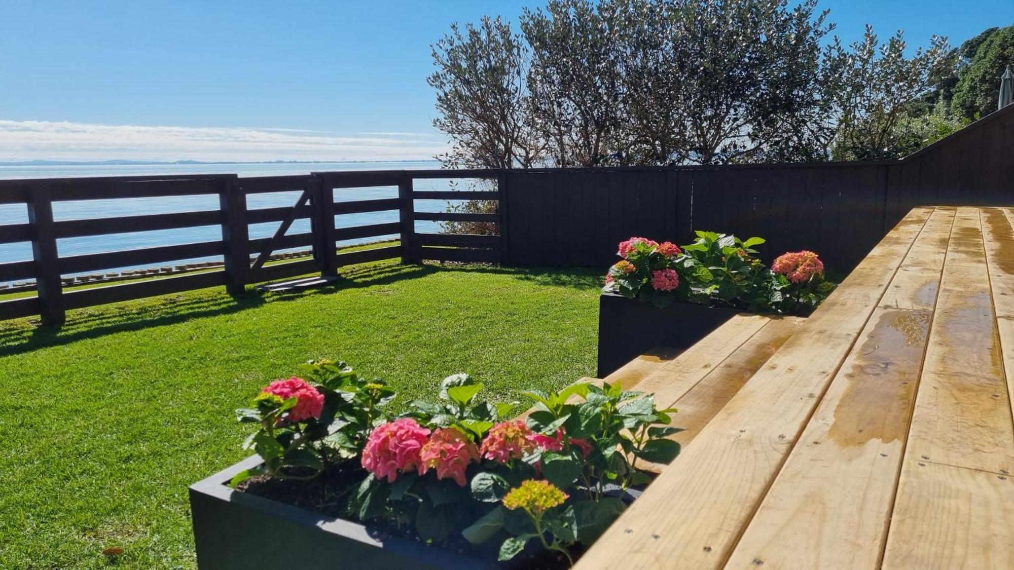 Red Rock Cottage, Beachfront Luxury Clarks Beach Bagian luar foto
