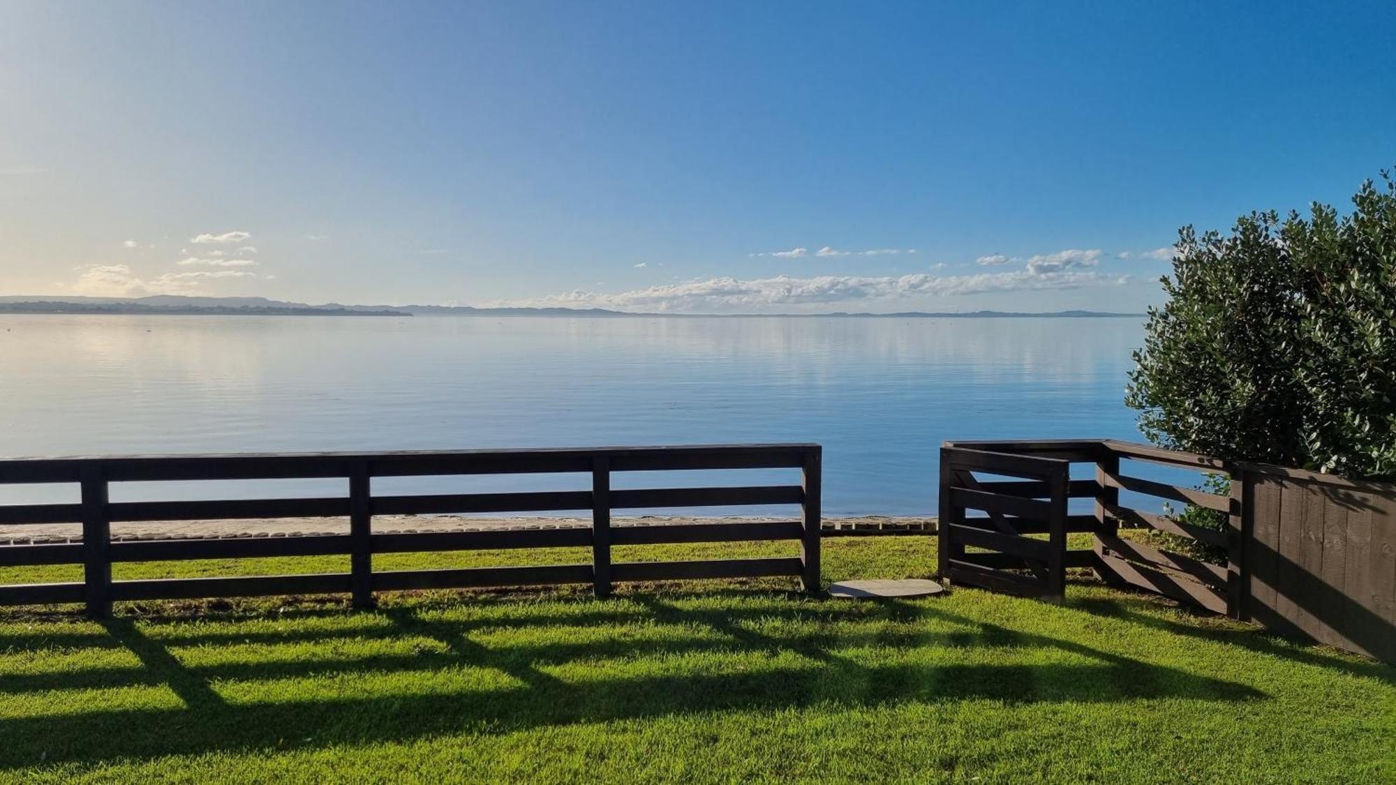 Red Rock Cottage, Beachfront Luxury Clarks Beach Bagian luar foto