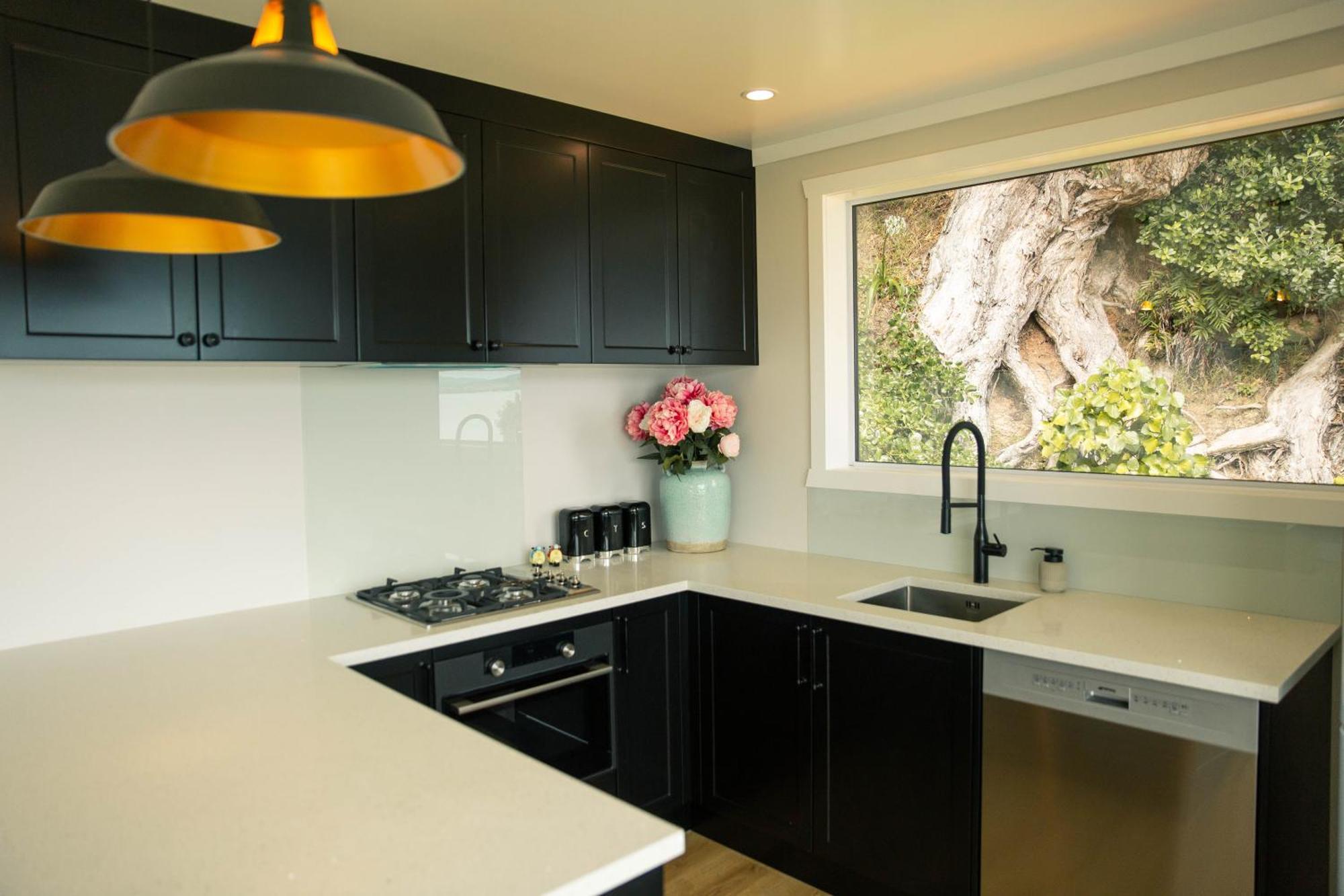 Red Rock Cottage, Beachfront Luxury Clarks Beach Bagian luar foto